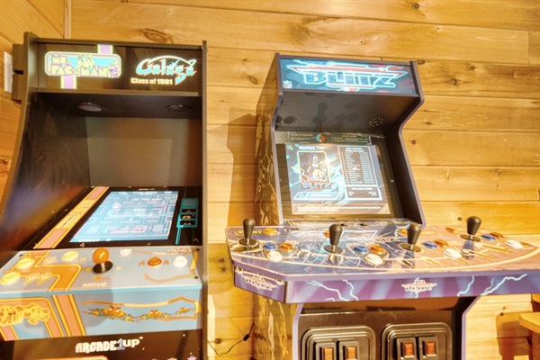 Pacman, Galaga, and NFL Blitz Arcade!!