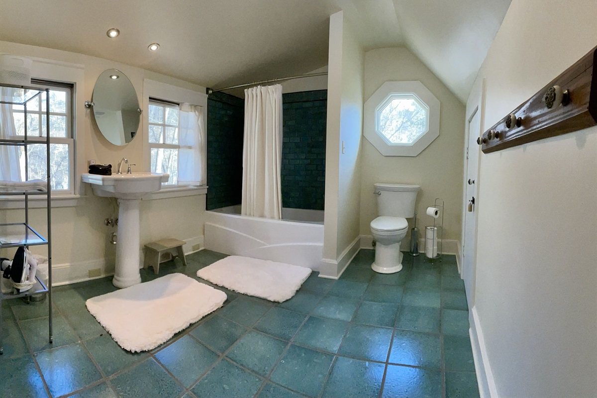 Upstairs Bath #2 with tub/shower combo