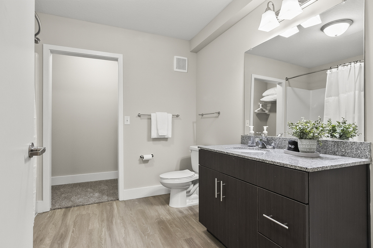 King Bathroom 1