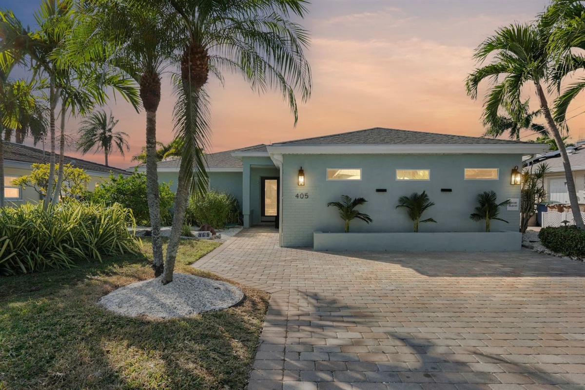 [Front] Driveway parking for 4 cars