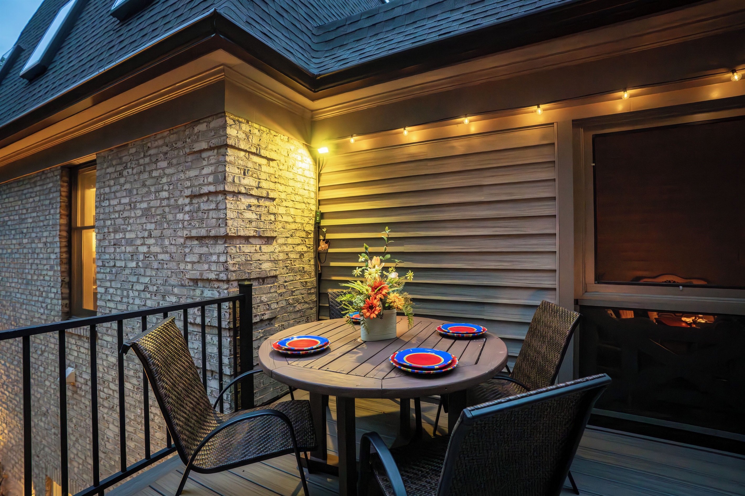 Deck with table seating for 10 and 4, plus firepit (propane provided)
