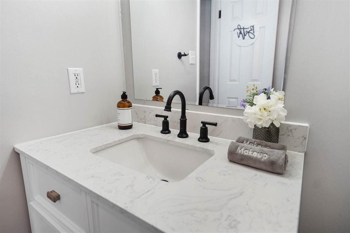 You’ll have all of the bathroom essentials, such as a hair dryer, toiletries, and towels – including makeup towels –in the full bathroom.