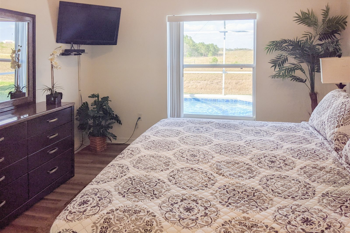 King Bed with private bathroom, TV in all the bedrooms!