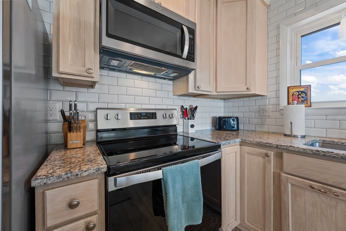 Full set of cookware and utensils in the kitchen!