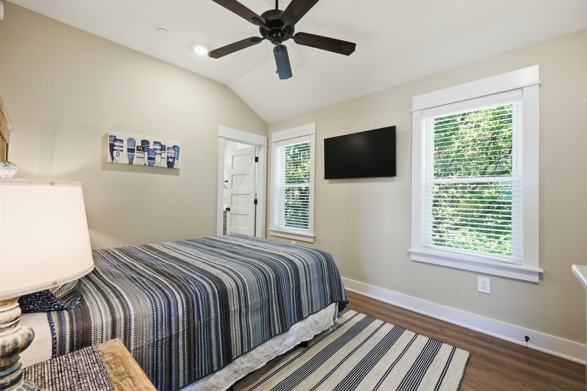 Relaxing queen suite with Smart TV and ensuite bathroom access