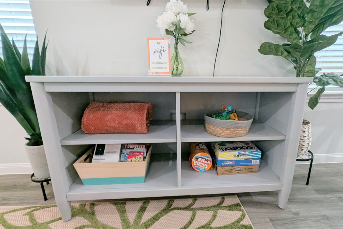 Games, toys, and kid-friendly books are available for guest entertainment.