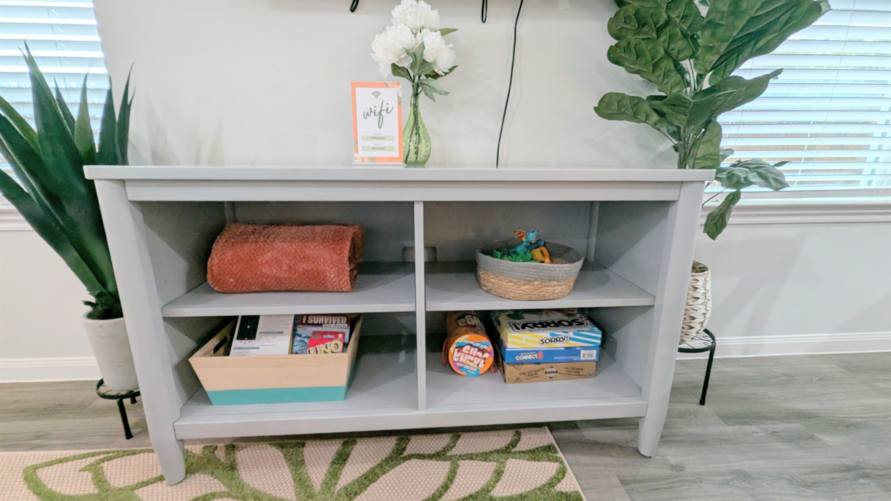 Games, toys, and kid-friendly books are available for guest entertainment.