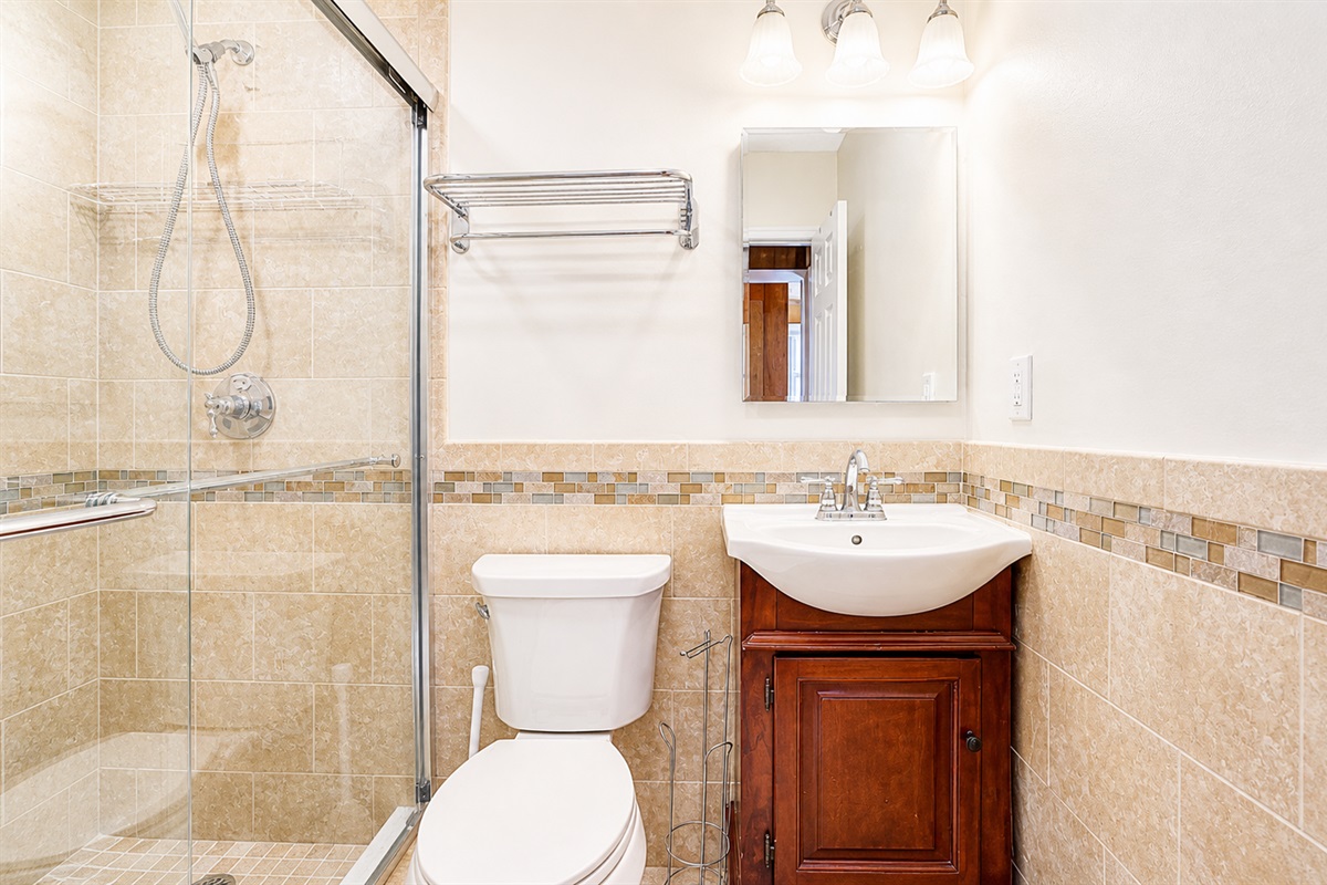 Upper Floor: Main Bathroom