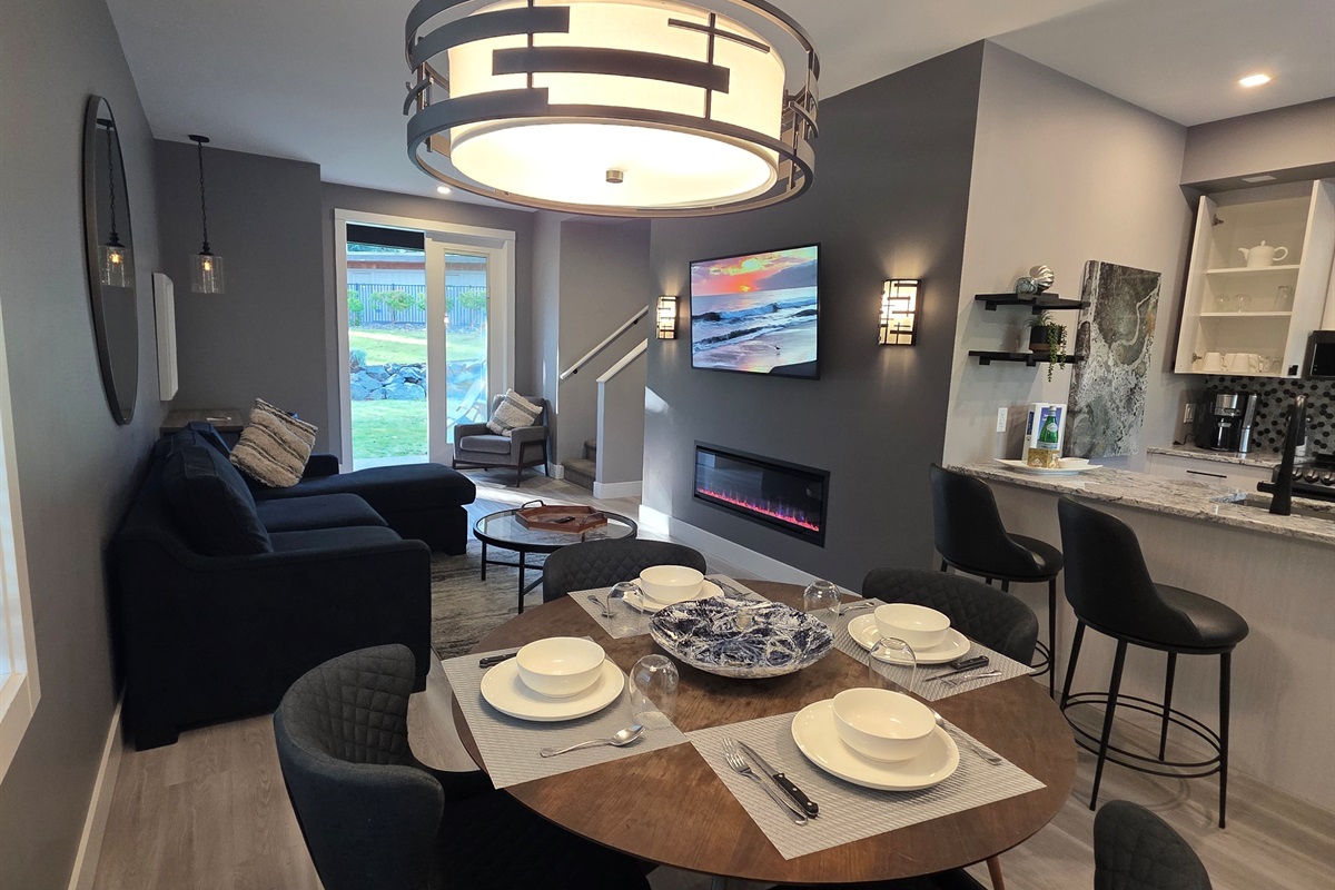 Gorgeous dining room.
Seats 6  with bar seating.