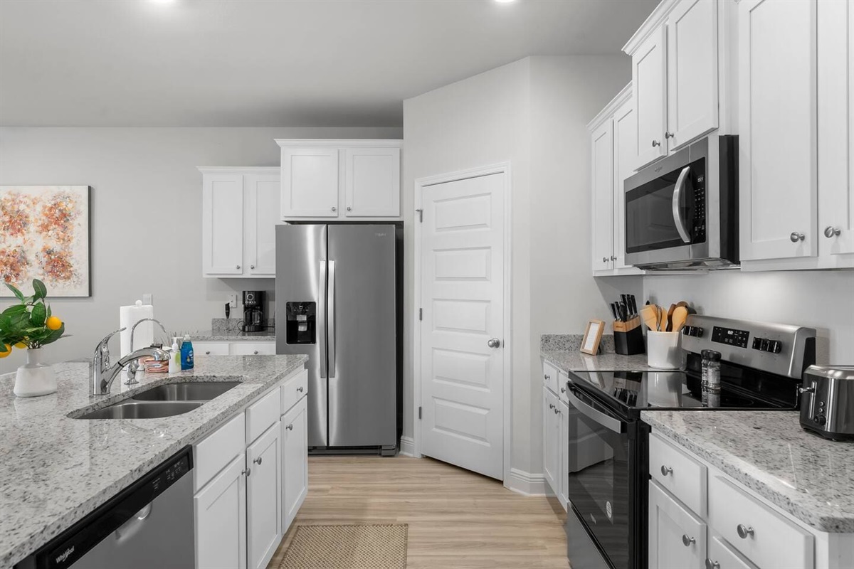 A functional and modern kitchen perfect for family meals and casual dining at the counter