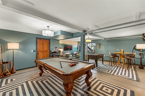 🎱🎮 Ultimate game room: full-size pool table, foosball ⚽️, bar-height seating 🍻, and tons of space to spread out—your go-to spot for friendly tournaments and late-night laughs ✨