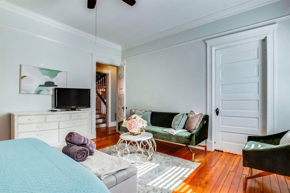 Massive Second floor King Suite with Fireplace, Professionally Decorated, Blackout curtains, Sofa and 32-inch TV