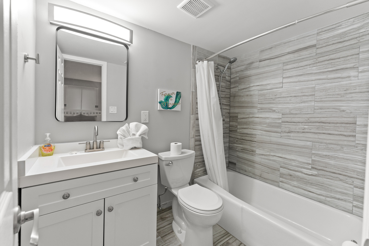 2nd Bathroom with tub/shower combo