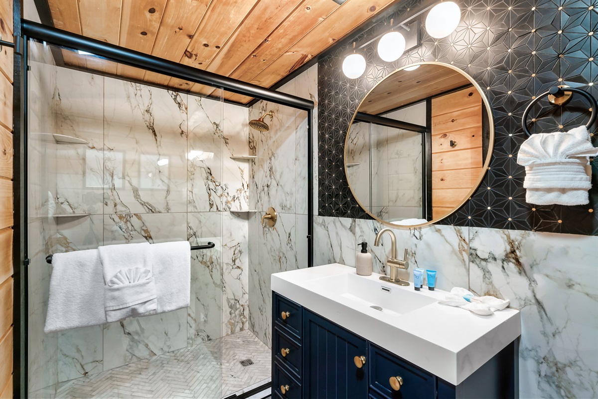 Luxurious Bathroom 1 with Walk-in showers