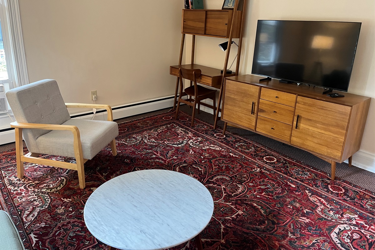 Living room with SmartTV and desk space