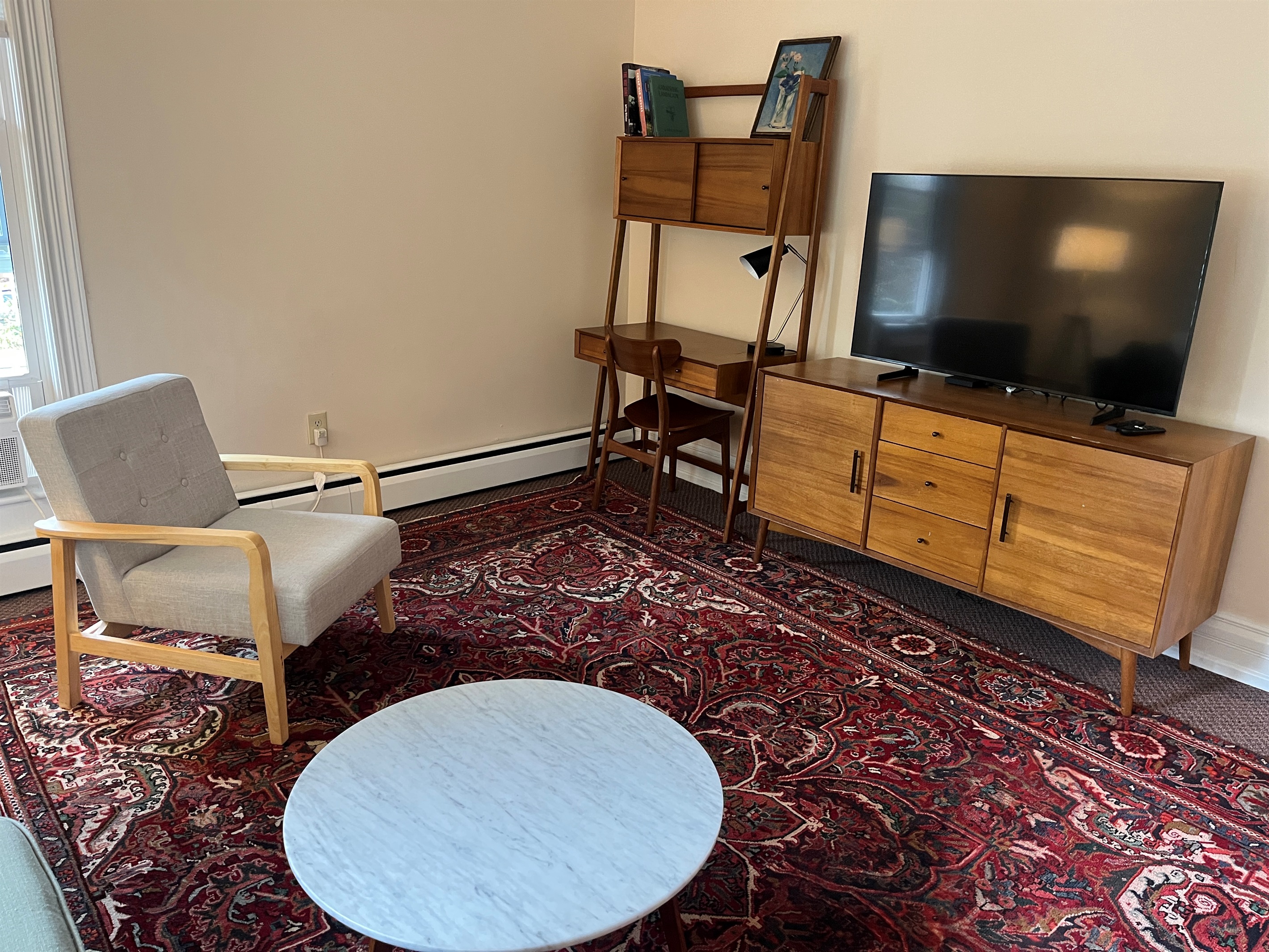 Living room with SmartTV and desk space