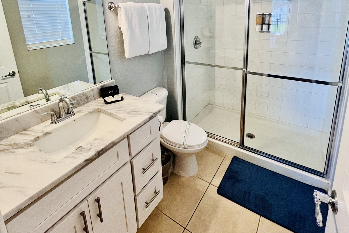 Secondary en-suite full bathroom with walk in shower