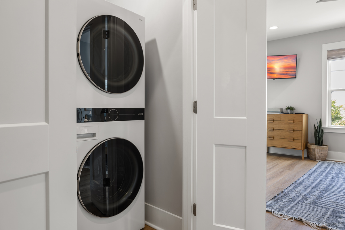 Full size W/D with detergent provided