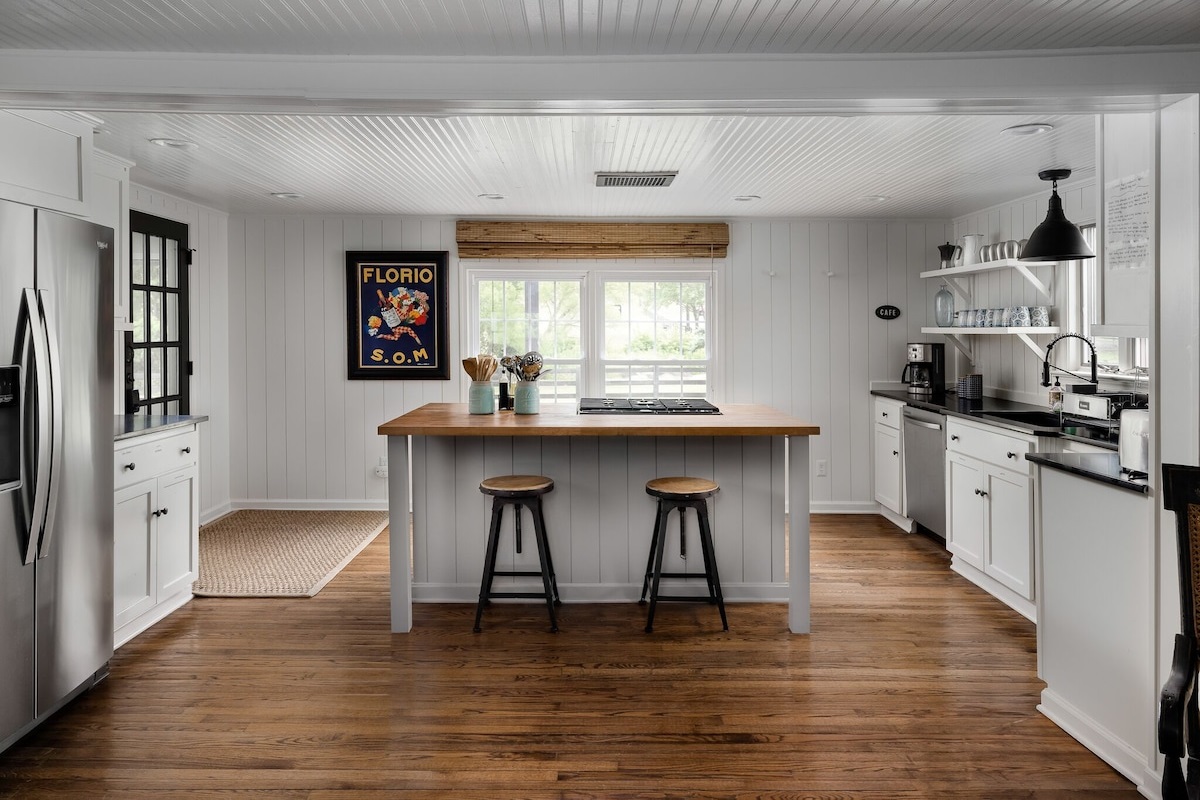 Love to cook? This well stocked kitchen is waiting for you!