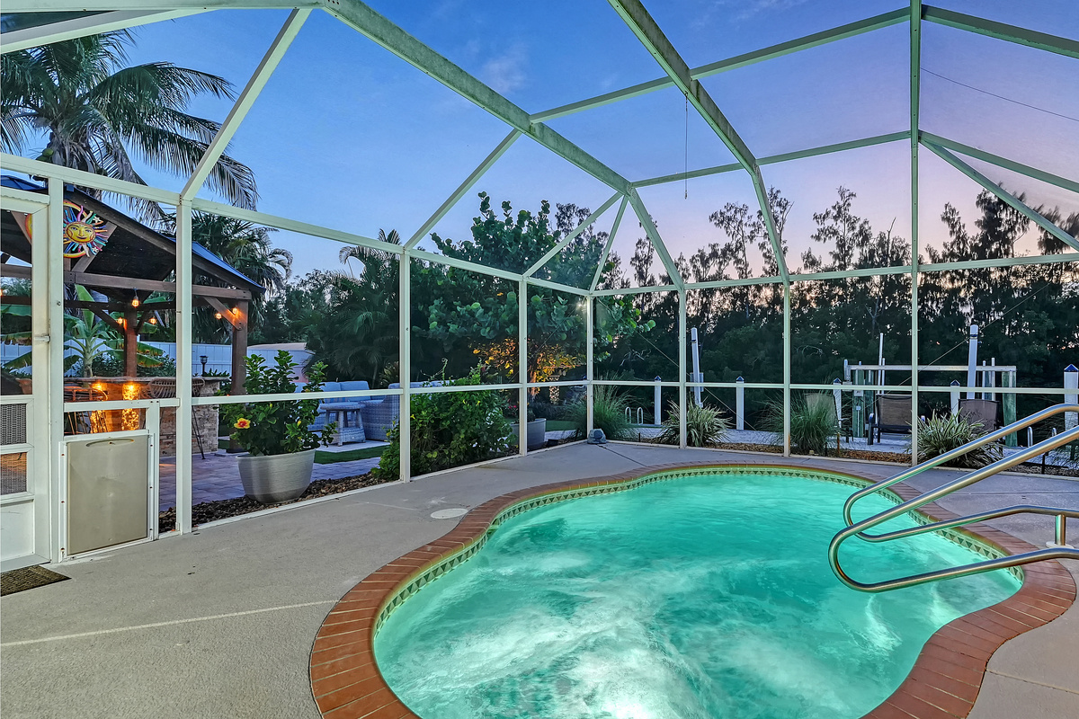 Sunset is always on the schedule! This is a spa pool. There are spa jets and lights. 