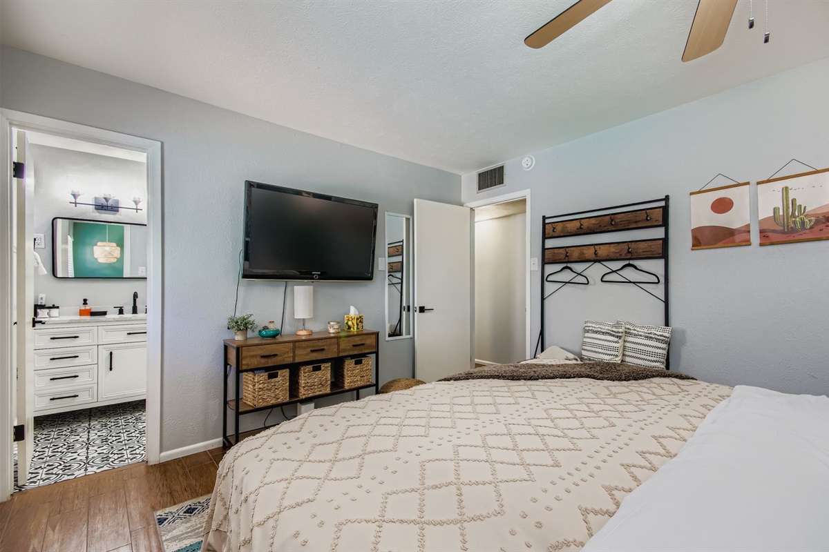 Comfy King Bed with Ensuite Bathroom and Pool Access
