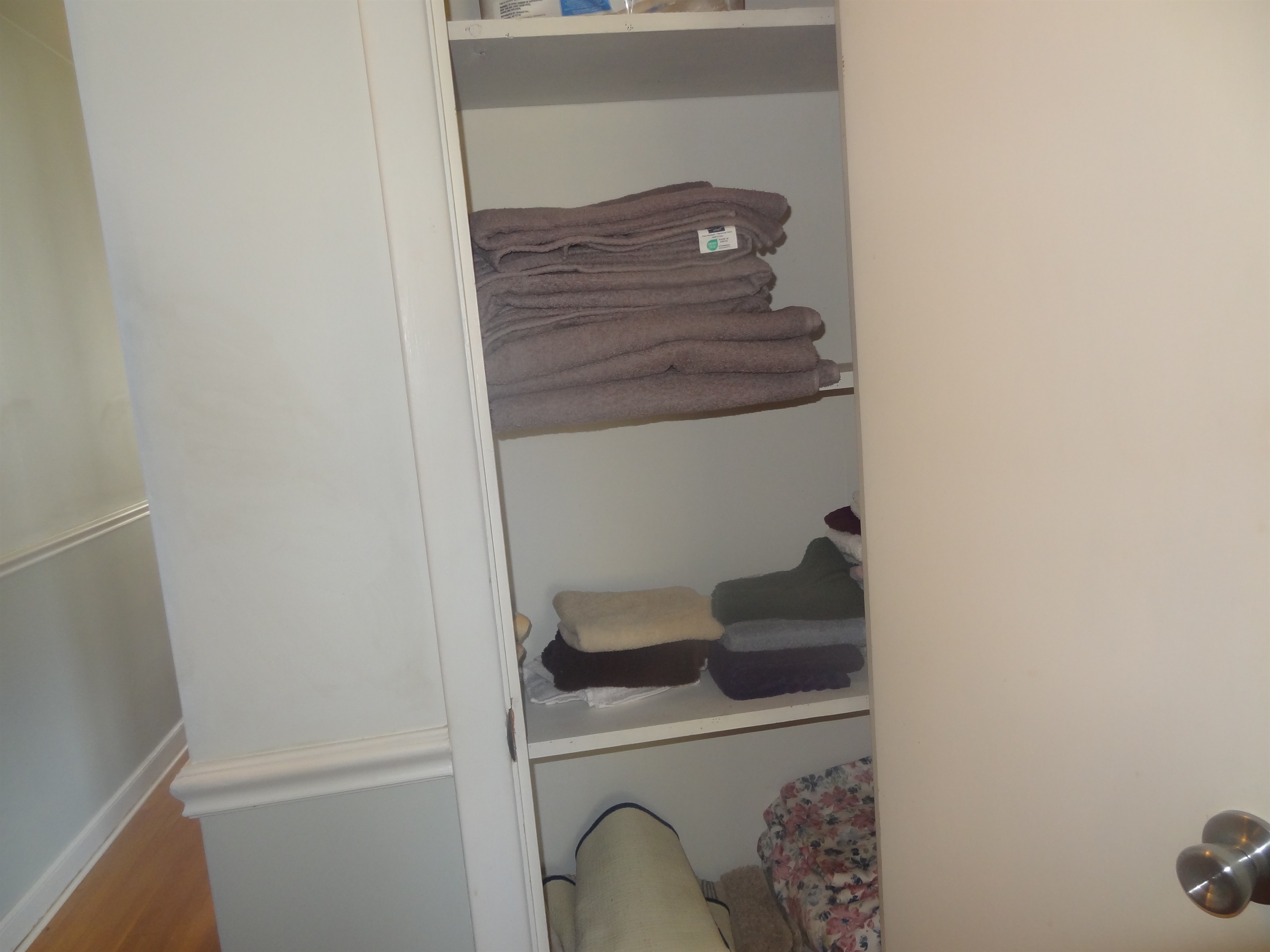 Full bathroom with shower/tub including handheld shower head