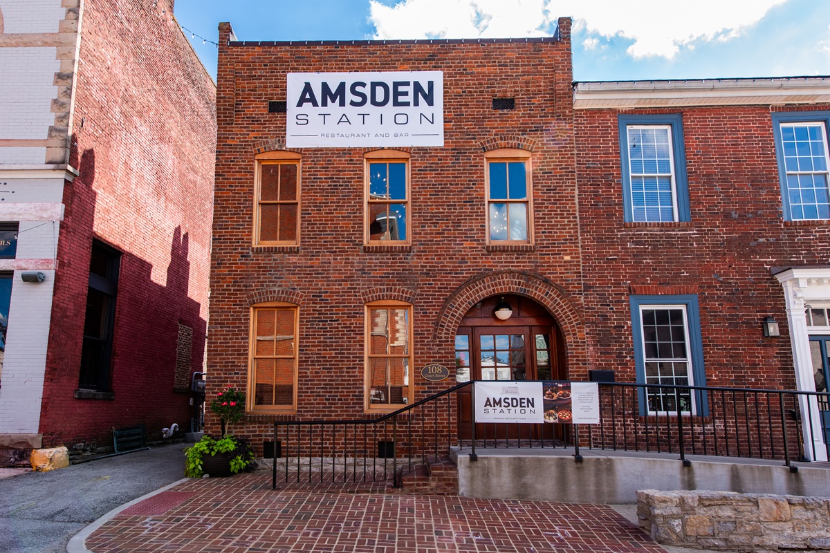 The Amsden Tavern blends historic charm with a lively atmosphere, offering bourbon, cocktails, and Southern-inspired bites just steps from the hotel.