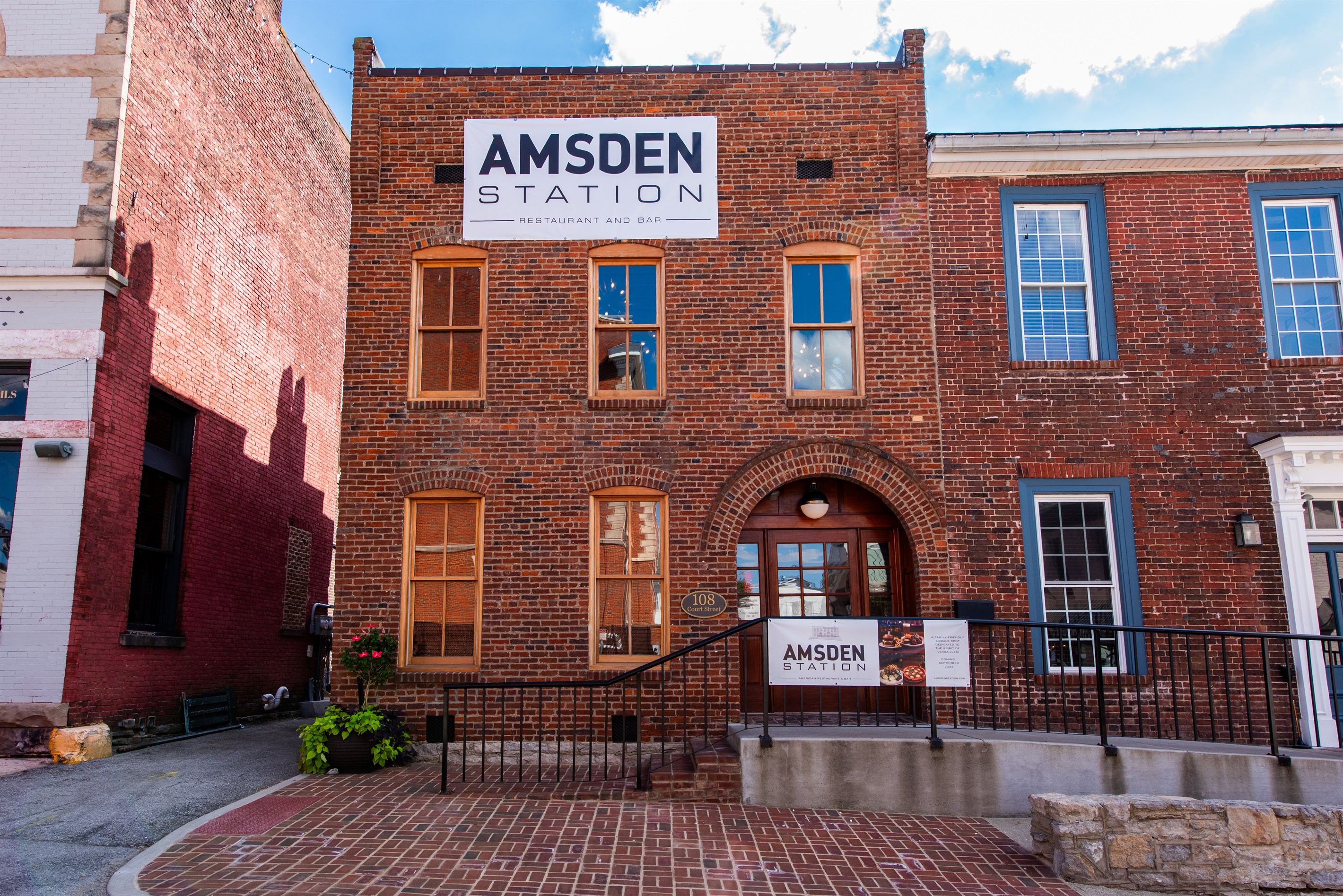 The Amsden Tavern blends historic charm with a lively atmosphere, offering bourbon, cocktails, and Southern-inspired bites just steps from the hotel.