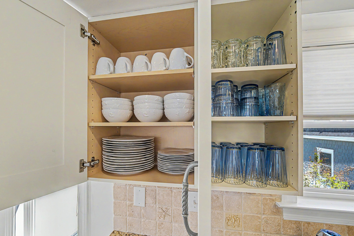 kitchen_cabinet_organized_plates_glassware