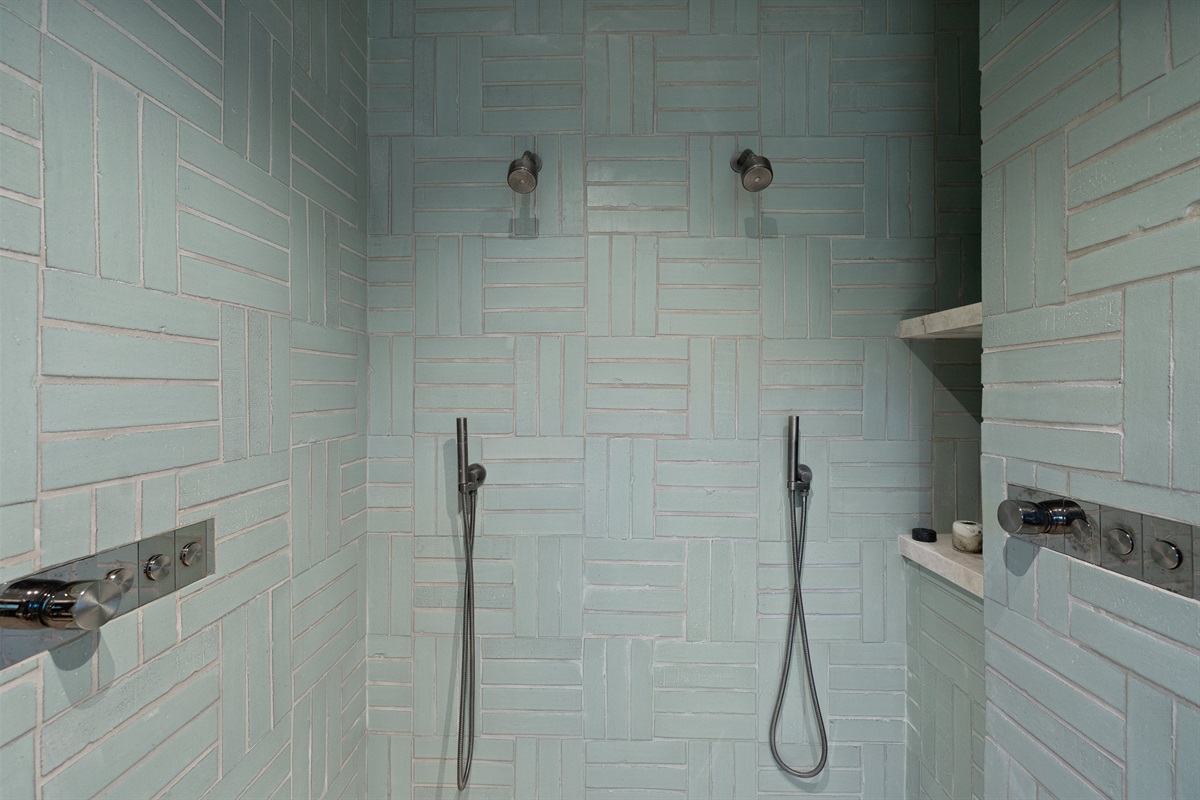 Front Suite - en suite Shower