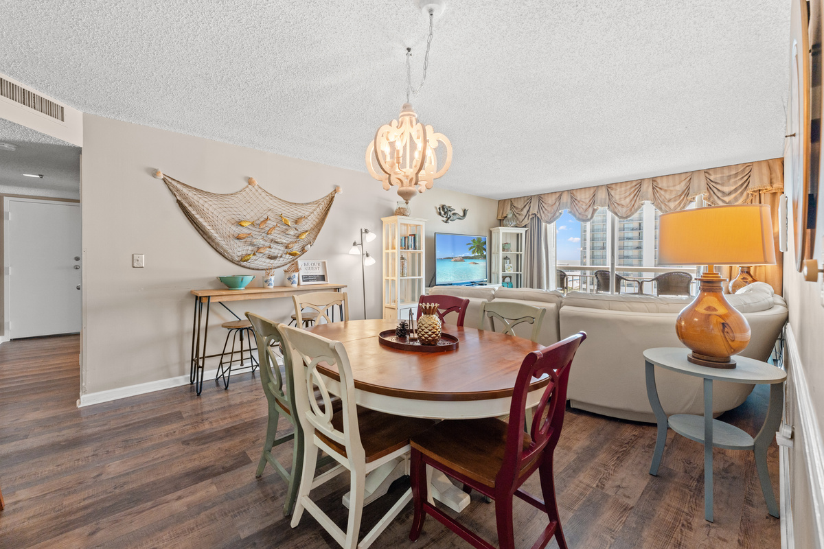 Dining area with seating for 6