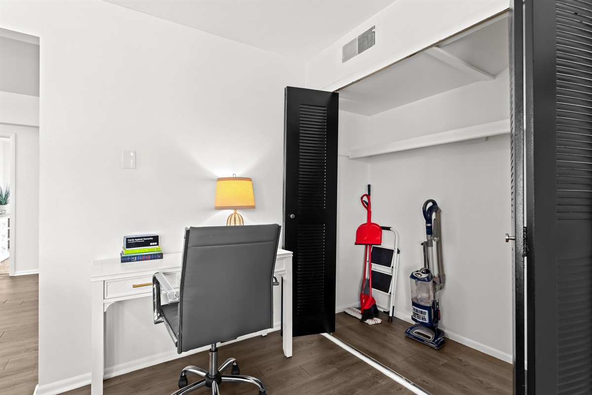 Boost your productivity at a minimalist desk outfitted with ergonomic seating for comfort and focus.