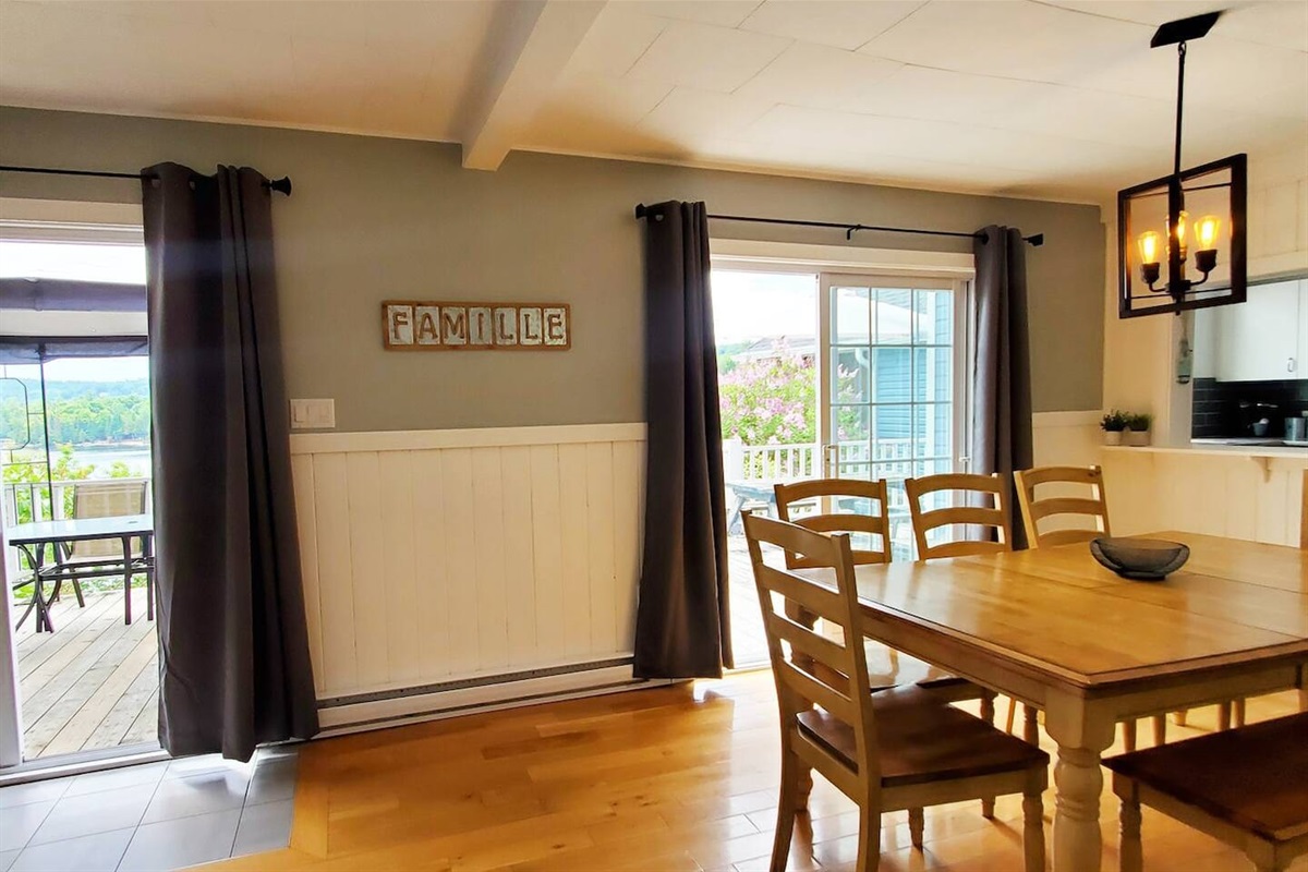 Tr&egrave;s &eacute;clair&eacute; m&ecirc;me par une journ&eacute;e pluvieuse comme sur la photo. - Dining area is bright even on rainy days