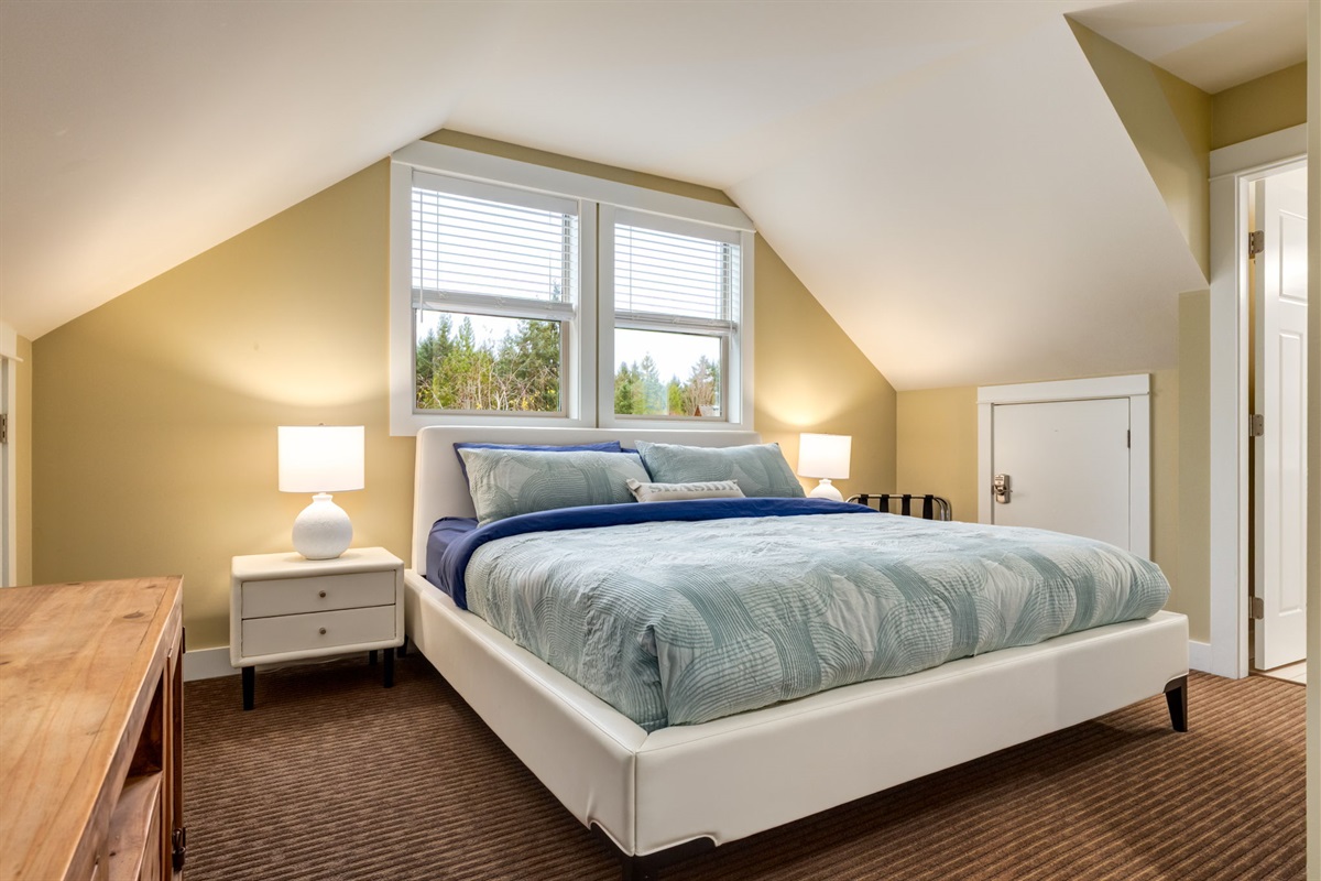 Loft King with ensuite & TV