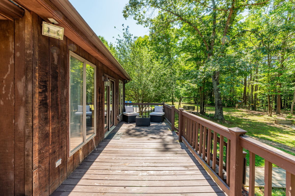 Deck Oasis: Unwind on the spacious deck surrounded by nature's beauty and vibrant greenery!