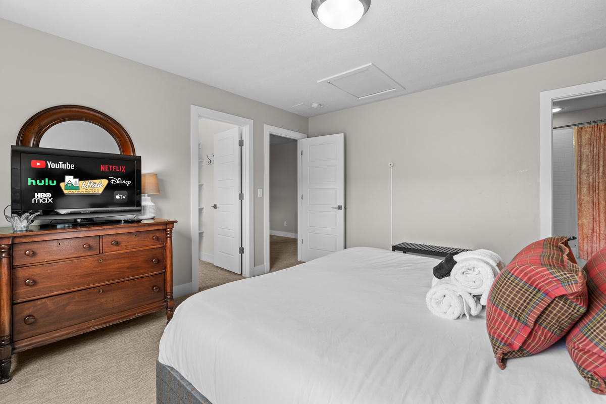Enjoy a spacious queen bedroom with Smart TV and mountain charm.