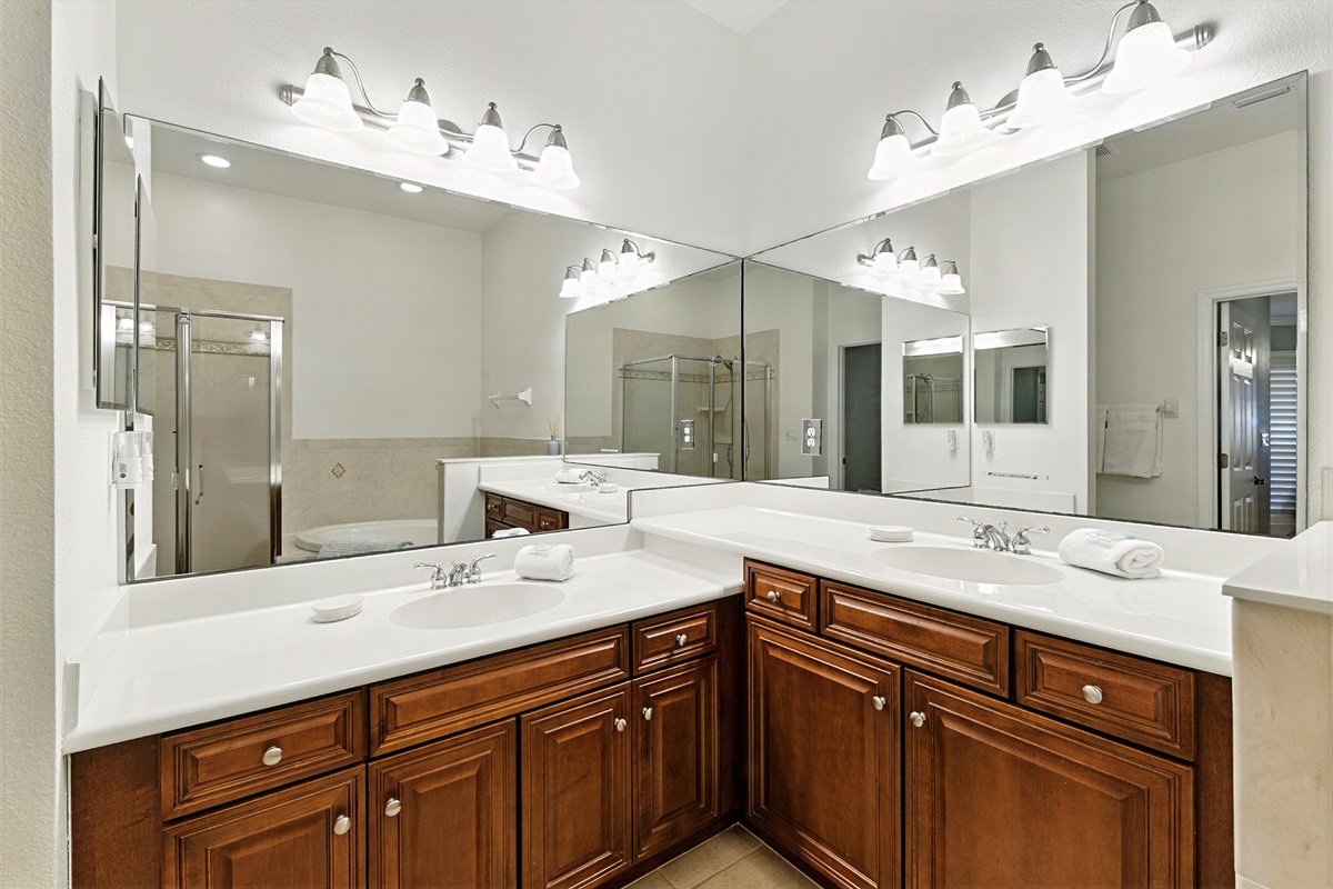 A bright, spa-style ensuite with a double vanity (no fighting for sink time 🙌), oversized mirrors, and plenty of space to get ready comfortably after a beach day. ✨🛁
