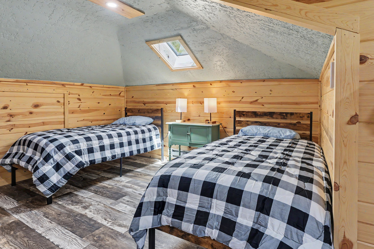 2nd Floor Twin Beds with Skylight