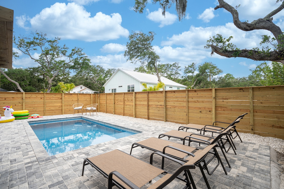 A fully fenced courtyard means you can put your book down without keeping one eye on the gate. The loungers face the afternoon sun, the water sits a few steps away, and the whole of it belongs to your group alone.