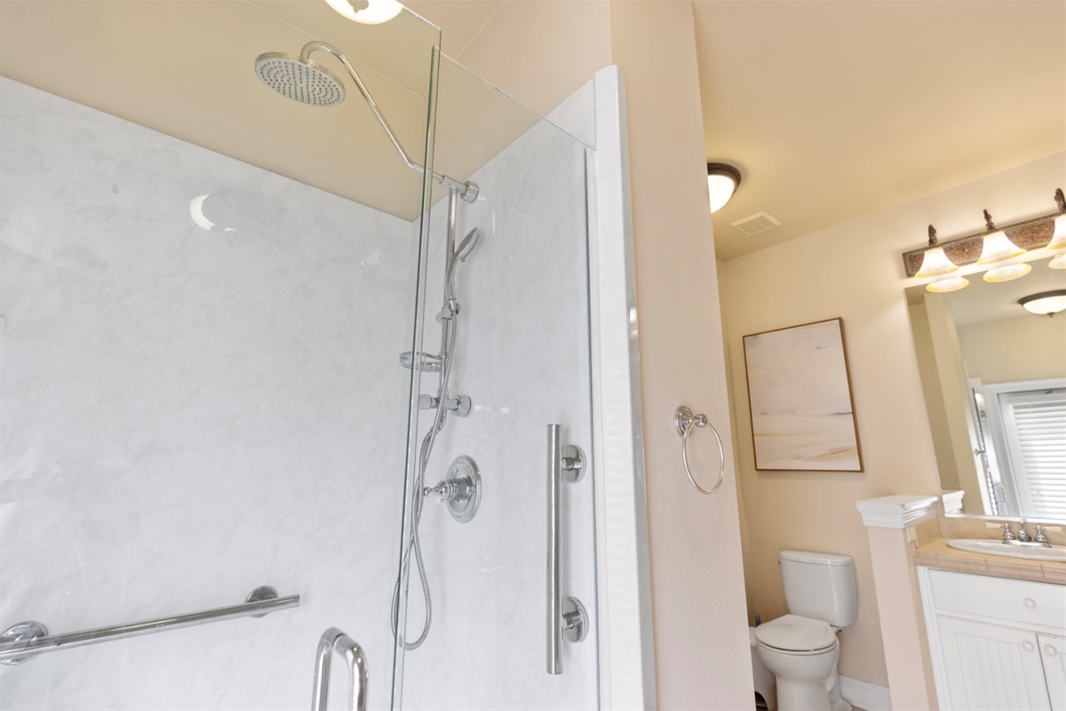 Master Bathroom (1st Floor)