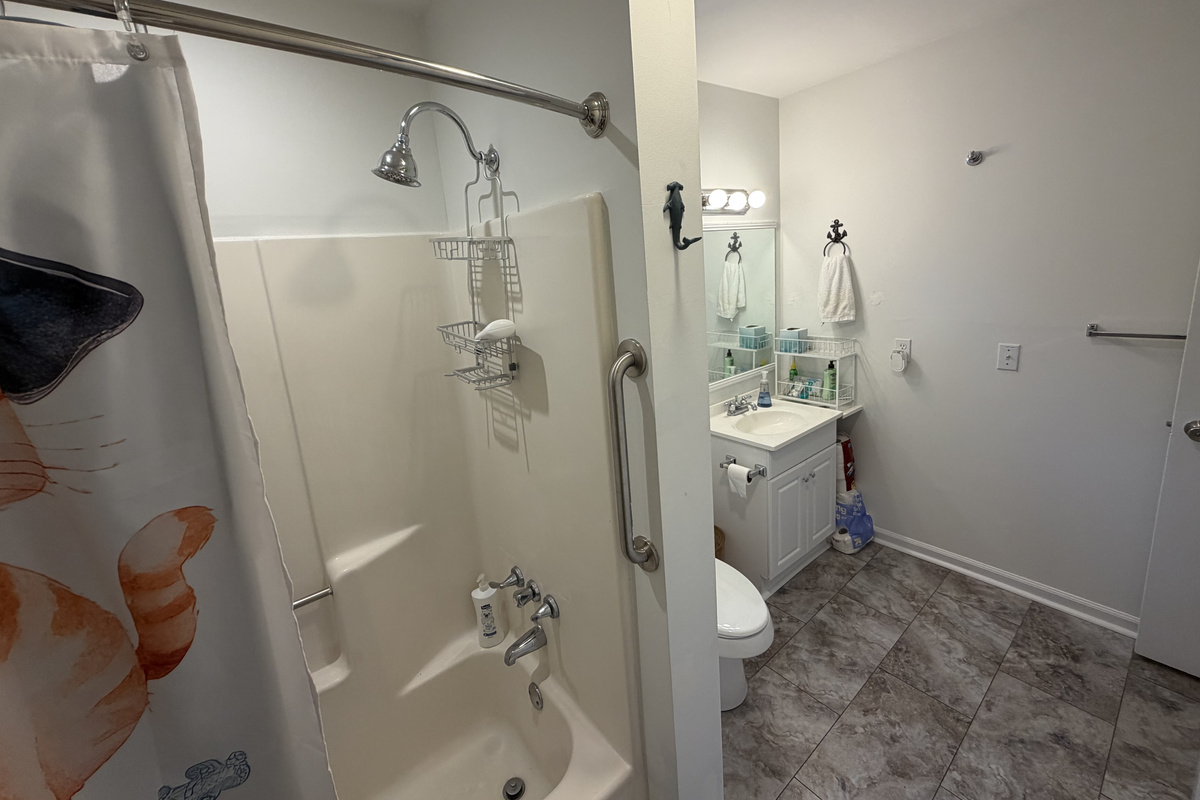 Bathroom with shower/tub combo