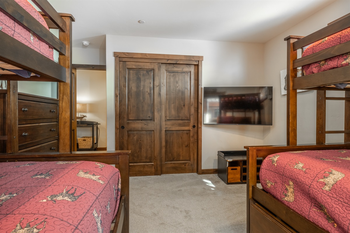 The fun and flexible bunkroom setup gives guests their own comfortable place to unwind after a full day outside.