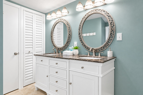 Ensuite full bathroom