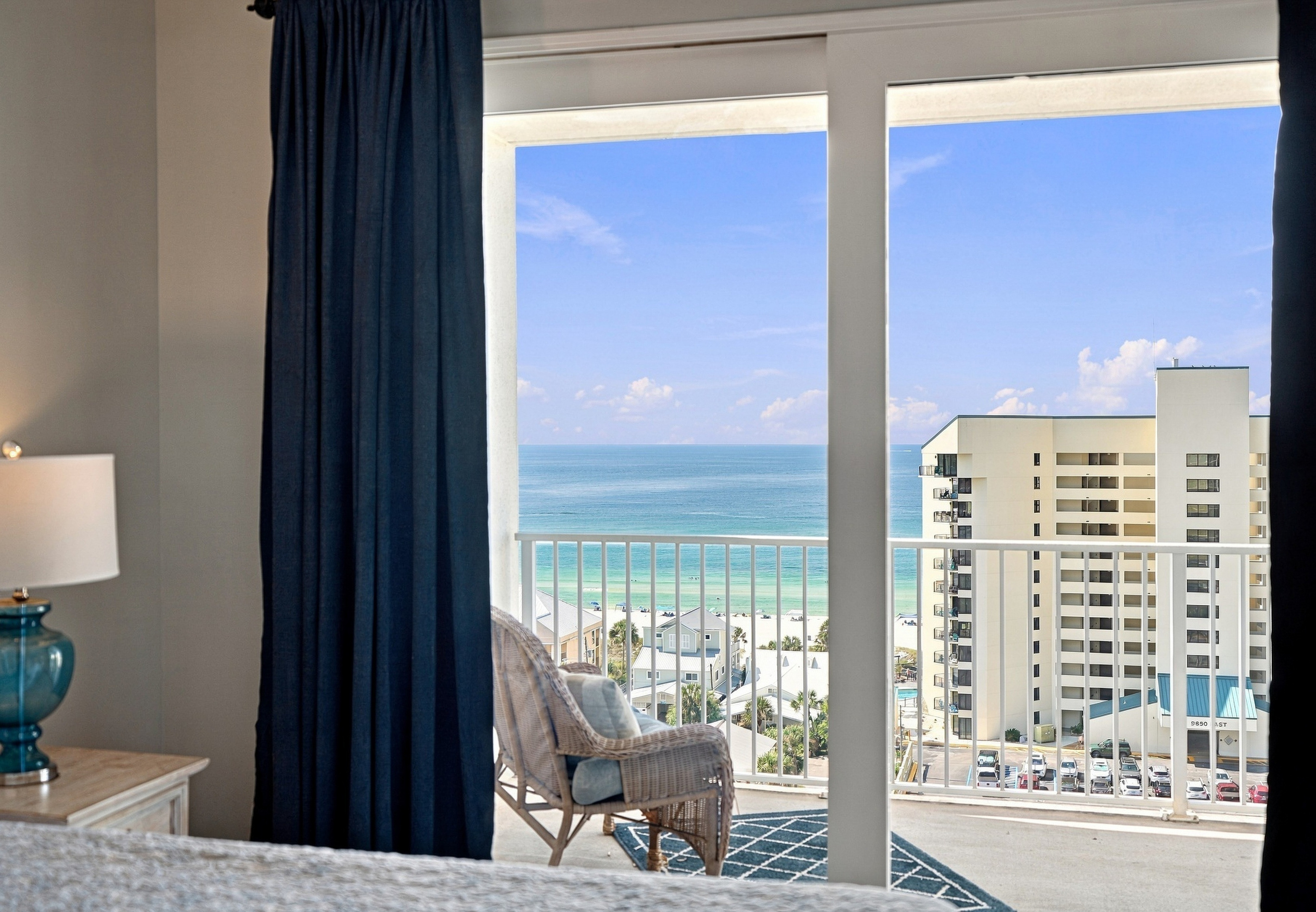Master room with king size bed and access to balcony