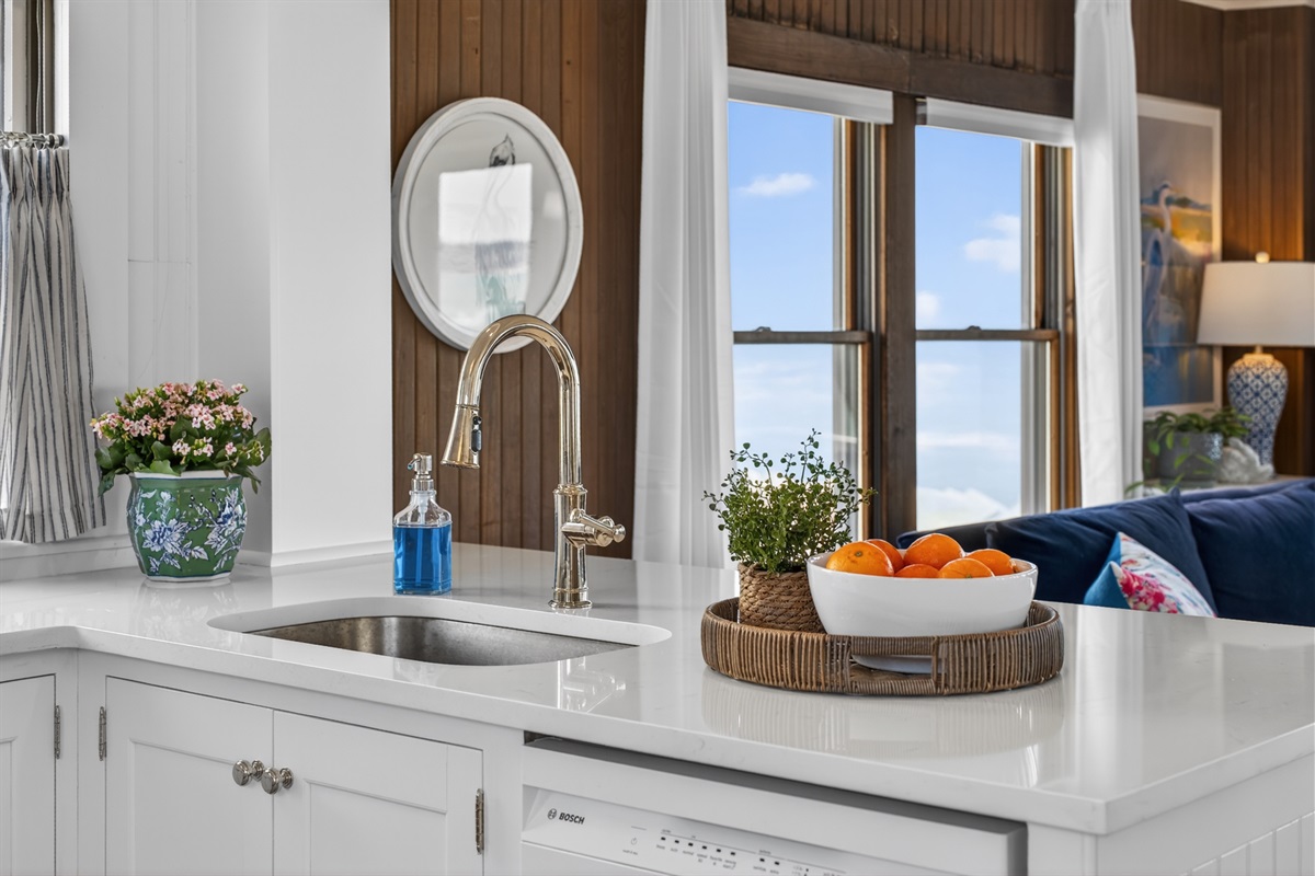 This complete kitchen offers the perfect space to cook, gather, and feel right at home. ✨
