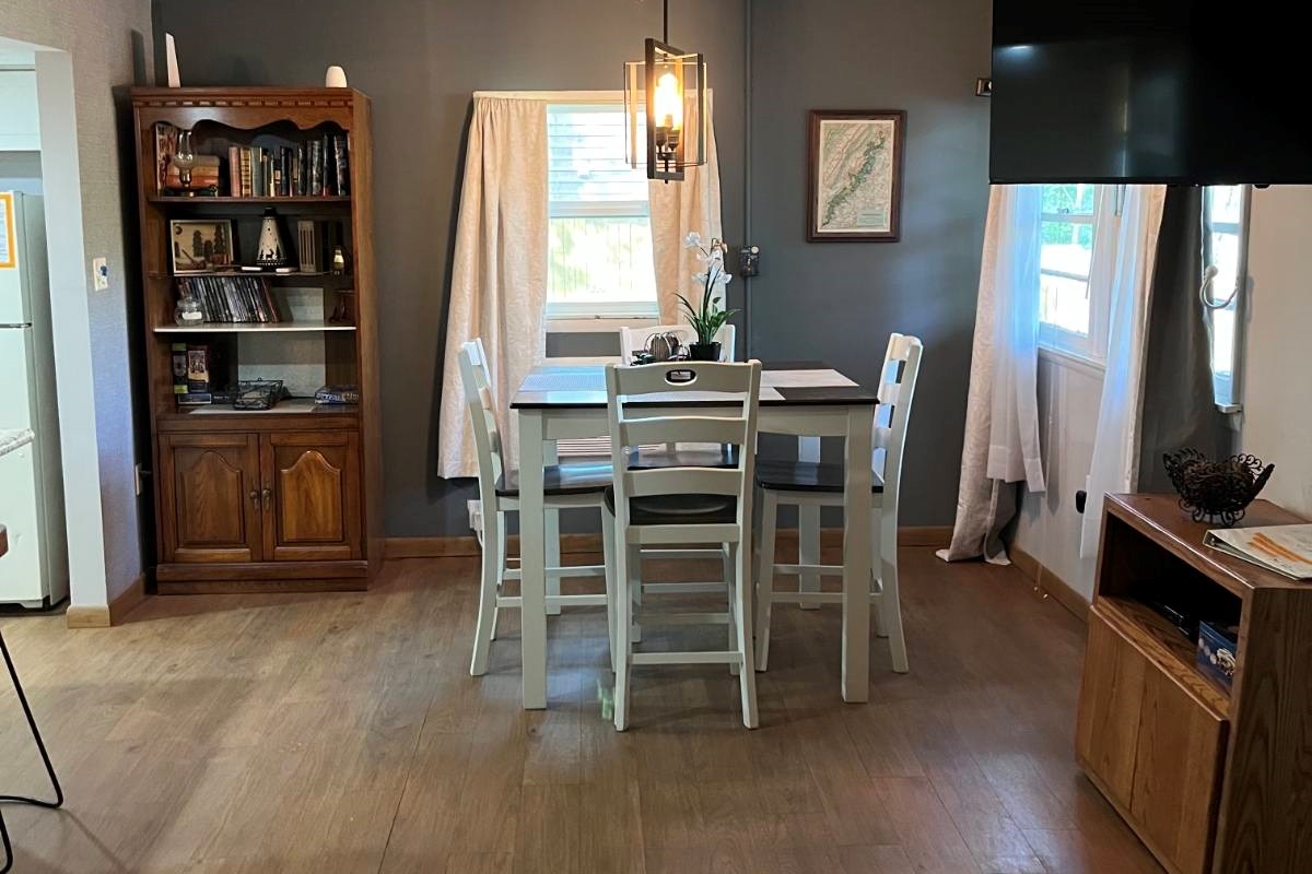 Dining room with 4 chairs