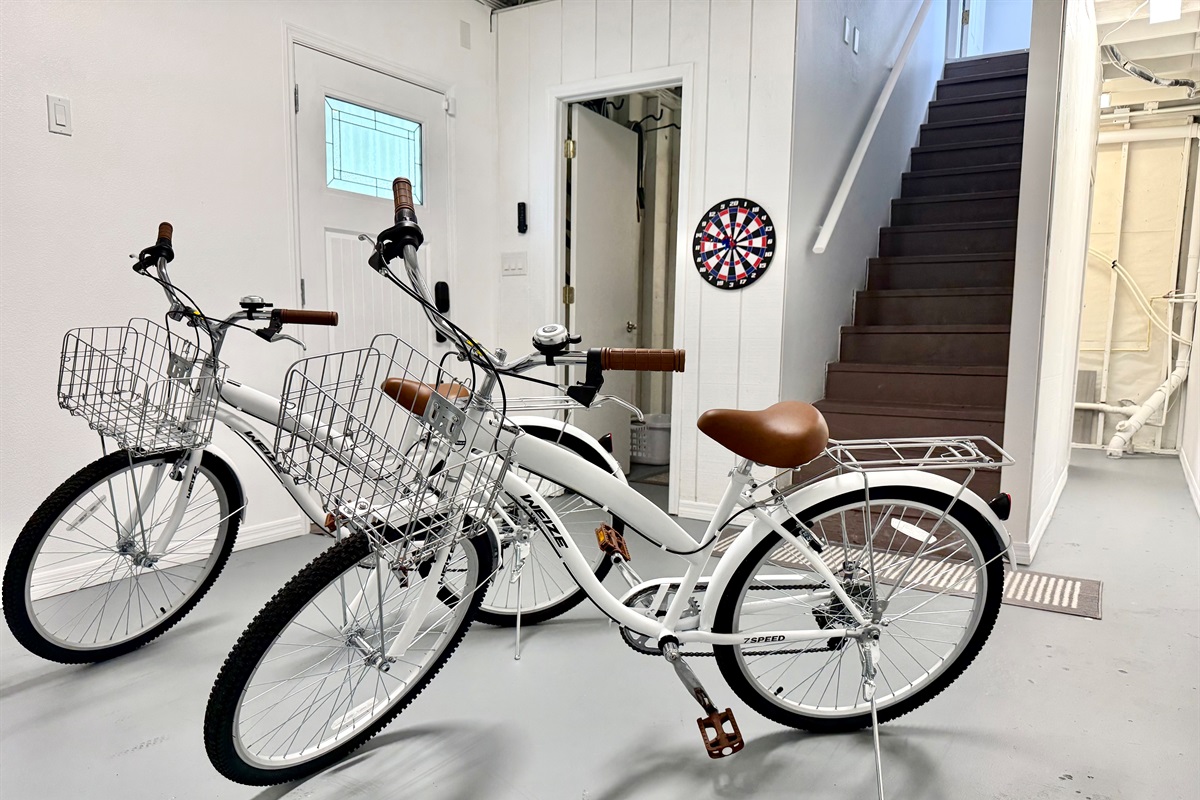 Hop on the bikes and ride to nearby parks, the pier, or just enjoy a scenic cruise around the neighborhood.