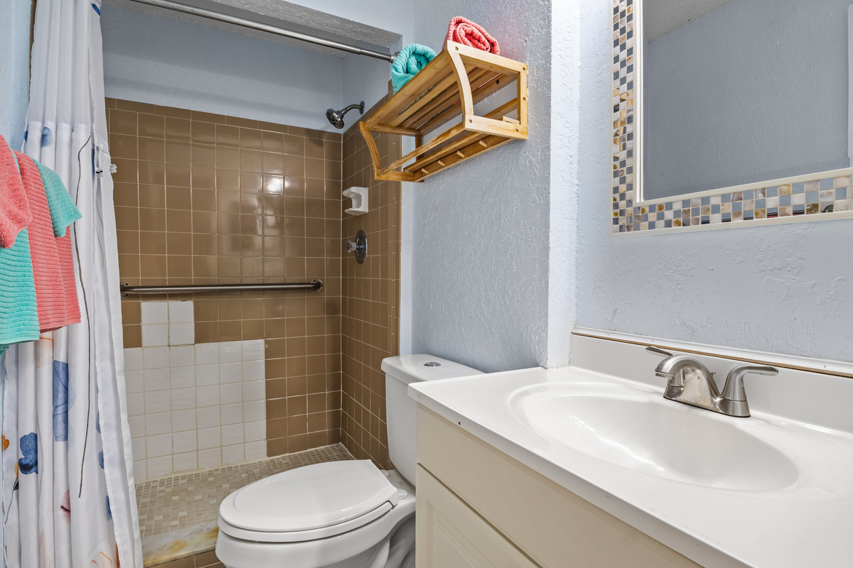 Bathroom 2 connects to bedroom 2.