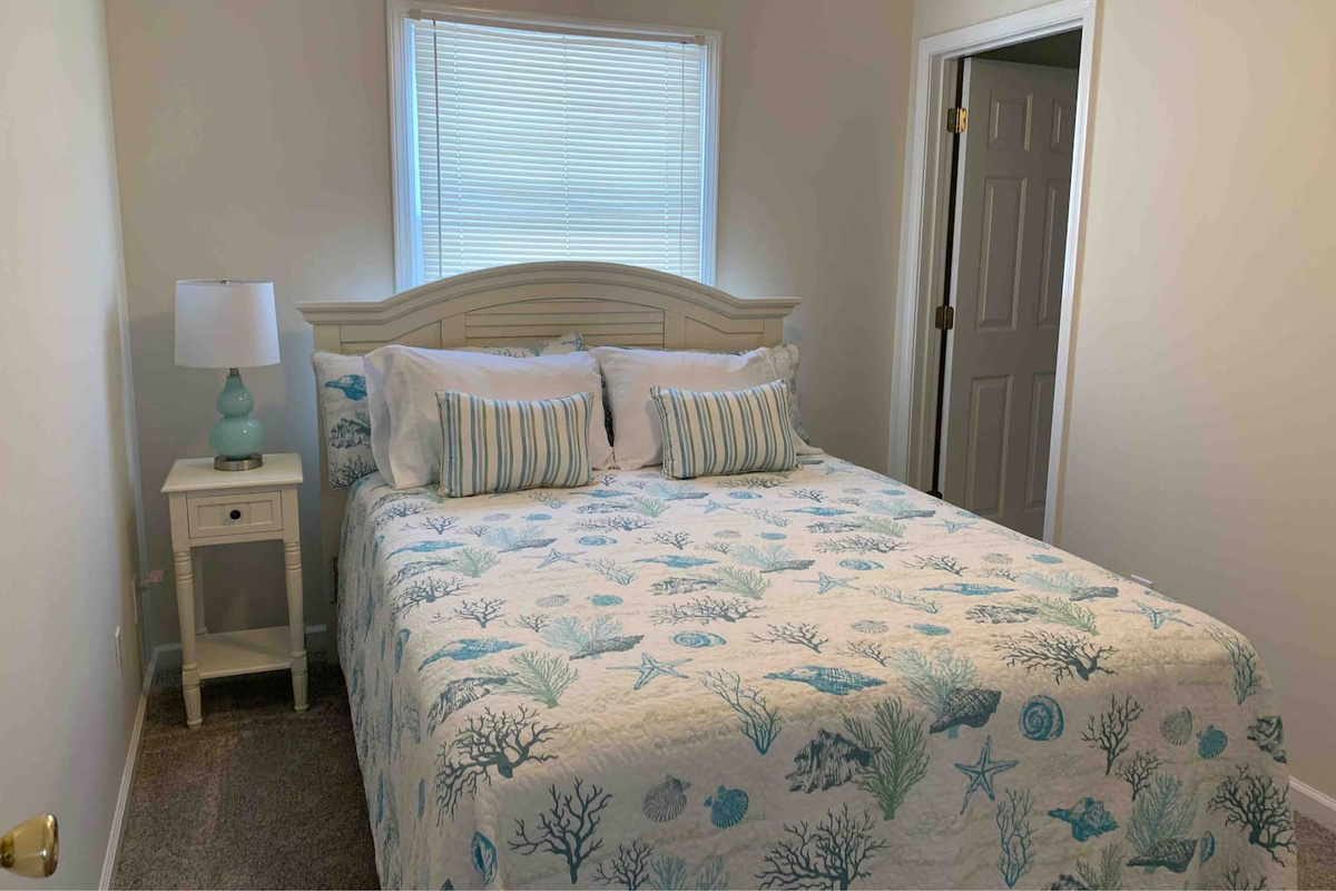 Downstairs Bedroom - Queen