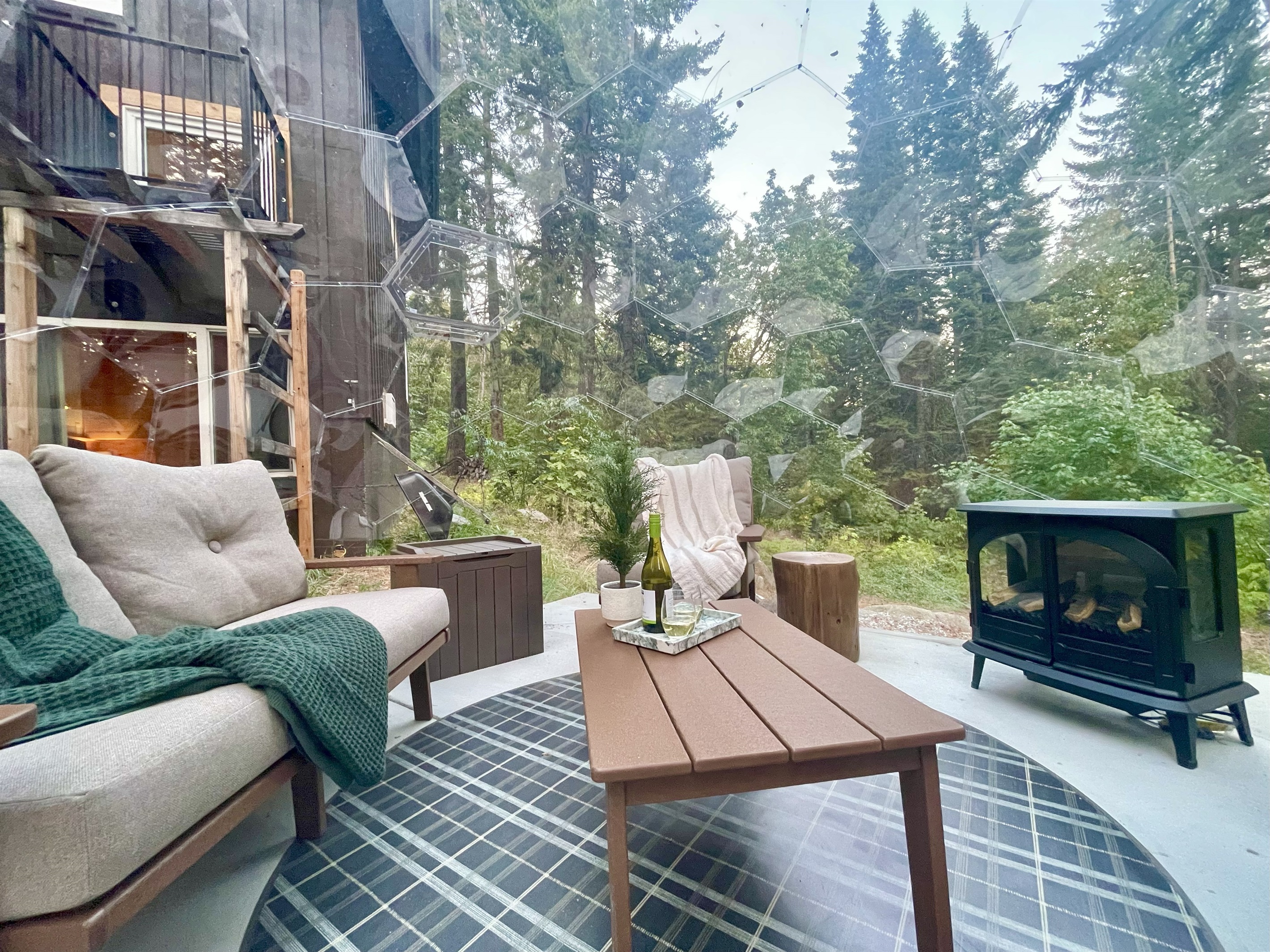 Geo Dome - lounging under the stars, all year round!